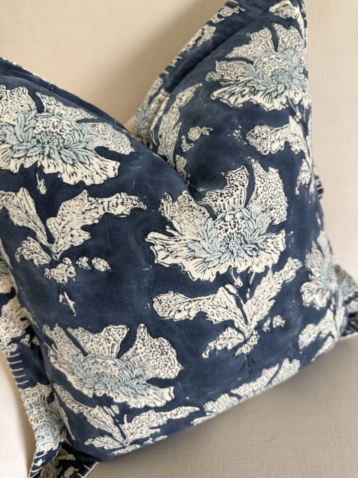 Novo com etiquetas 2 capas de travesseiro Pottery Barn Flora azul estampado 18" frete grátis - Imagem 2 de 4