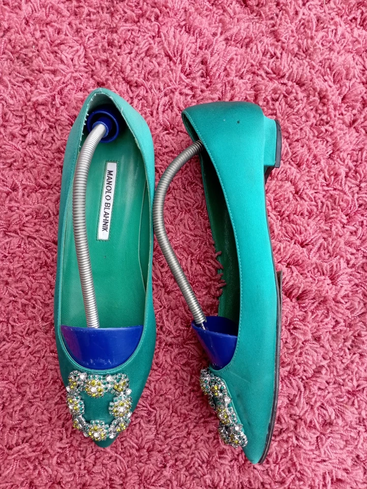 Manolo Blahnik Cristal Adornado Hangasi Sedoso Satinado Verde Hebilla Clásica Plana Foto 2 de 4