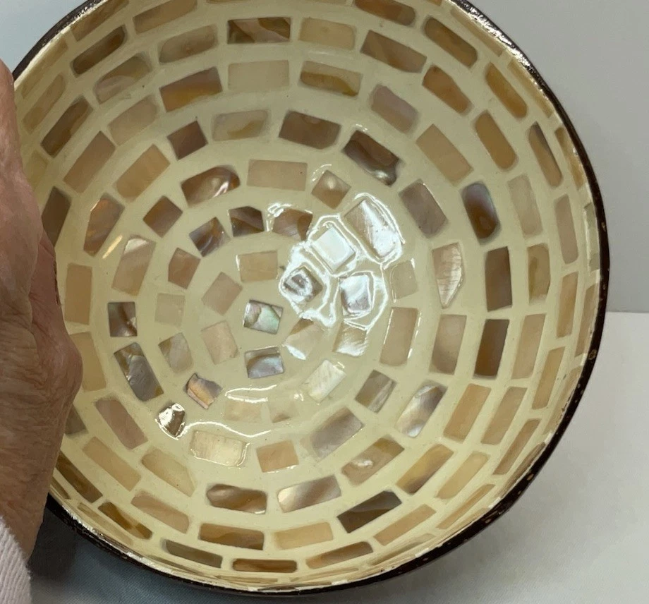 Hermoso mosaico de tazón de cáscara de coco de Tailandia Foto 3 de 4