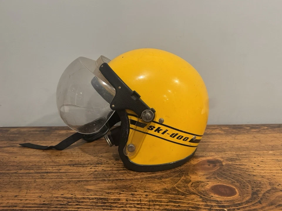 Casco de moto de nieve Ski-Doo vintage y visera de burbujas amarillo Foto 3 de 4