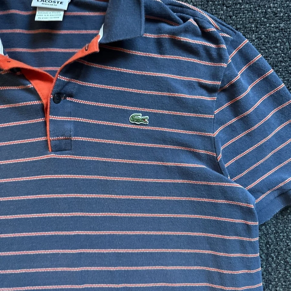 Camisa polo masculina listrada azul marinho e laranja Lacoste - Imagem 3 de 4