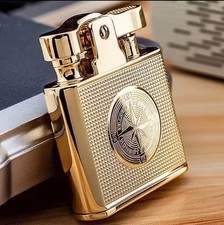 Accendino a benzina in oro è realizzato in metallo, antivento. Buon regalo