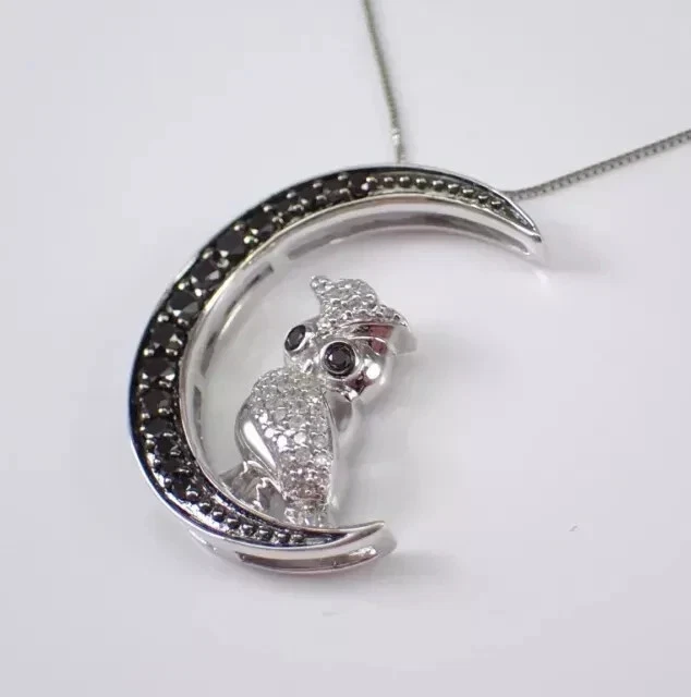 Colgante redondo simulado de diamantes negros búho y media luna de 2,5 quilates enchapado en oro blanco de 14 k Foto 2 de 4