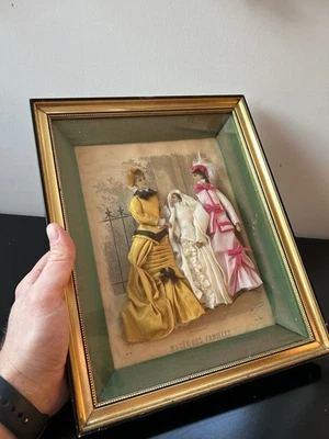 CADRE DE MODE ANCIEN GRAVURE DE MODE AVEC TISSUS ET DENTELLE MUSÉE DES FAMILLES - Photo 1/4