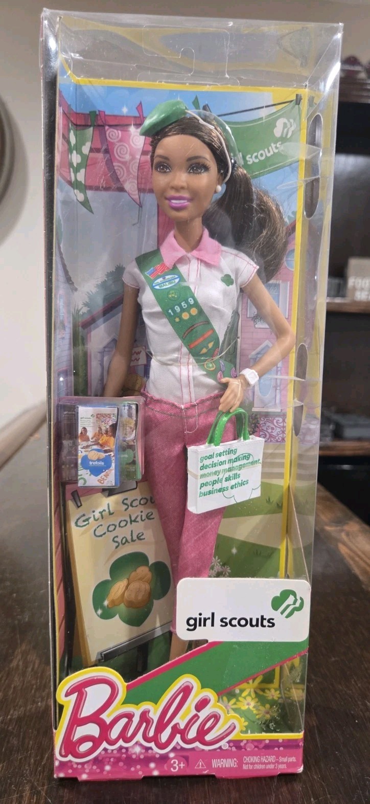 BARBIE LOVES GIRL SCOUTS NIB 2014 MATTEL #BJP33 Nikki Doll C