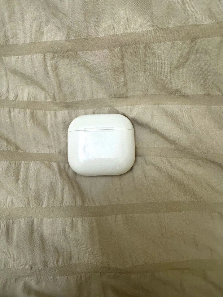 Apple AirPods 4, photo 1 of 3