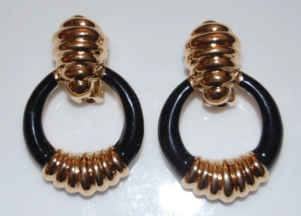 ELEGANTE DE COLECCIÓN AK ESMALTE NEGRO DORADO PUERTA LLAMADOR ARO DECLARACIÓN CLIP EN PENDIENTES Foto 2 de 4