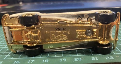 UNIQUE Hot Wheels Mercedes 540k WHITE/GOLD EXTERIOR TAN TOP/INTERIOR - Picture 3 of 6