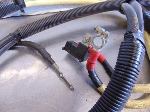 Audi TT Battery cables 98-06 8N 3.2V6 boot to front tray brackets - Picture 5 of 5