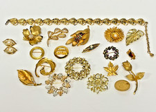 Lot 20 Vintage Gold Tone Pins Jewelry Signed Coro Giovanni JJ Monet Lisner SarCv