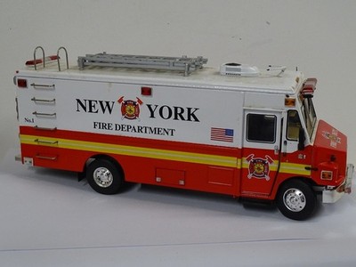 ''MT-55 Frightliner'' Fire Department New York'' Im Maßstab 1:32 Feuerwehr Set G135