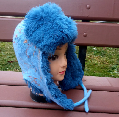 Hellblaue gefilzte Damen Ohrenklappe.Warme Wintermütze. ushanka mit Kunstfell