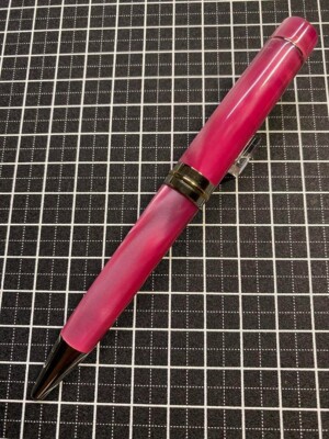 DELTA Vintage-Collection Pink resin/Silver Twisted Ballpoint Pen