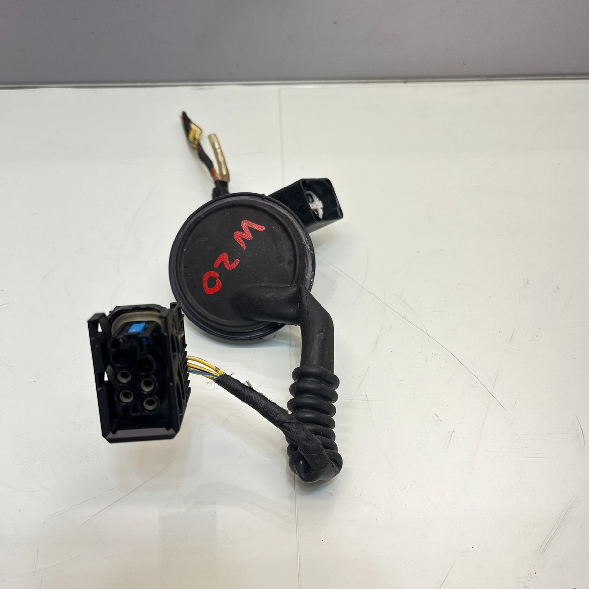 2011 - 2016 BMW 5 - Series 528 535 550 F10 Fuel Pump Connector  