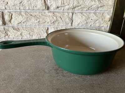 Green Le Creuset Enamel Cast Iron 2 1/2qt #22 Saucepan - No Lid