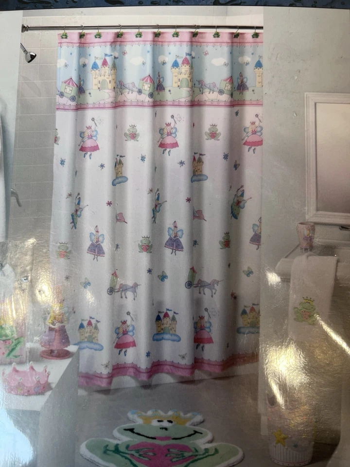Cortina de chuveiro princesa por Saturday Knight LTD e cabides de sapo decoração de banho - Imagem 3 de 4