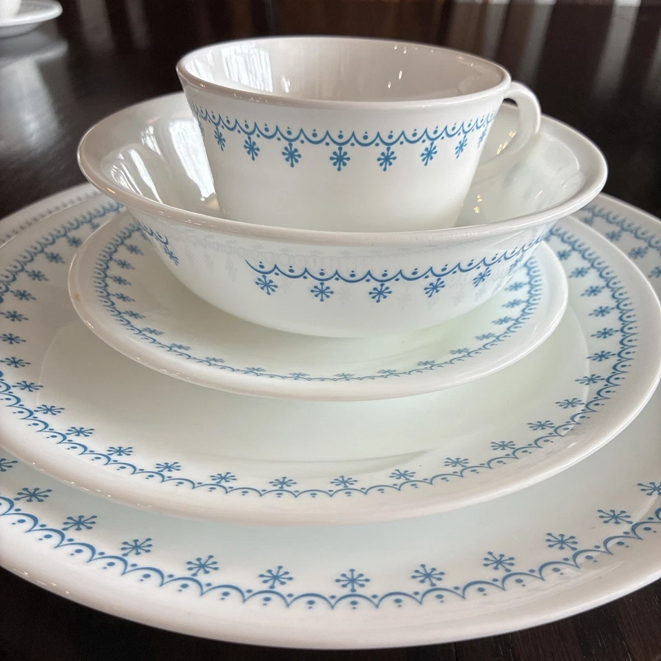 Juego 20 piezas Corelle Corning Guirnalda Azul Copo de Nieve Vajilla 4 Ajustes de Mesa Foto 4 de 4