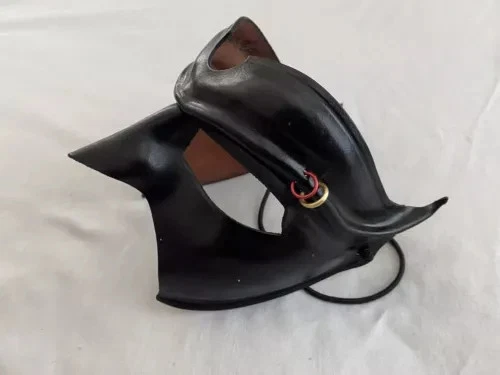 Máscara bufón de cuero firmada por Matthew Monsour Mascarada Mardi Gras Flames 2004 Foto 3 de 4