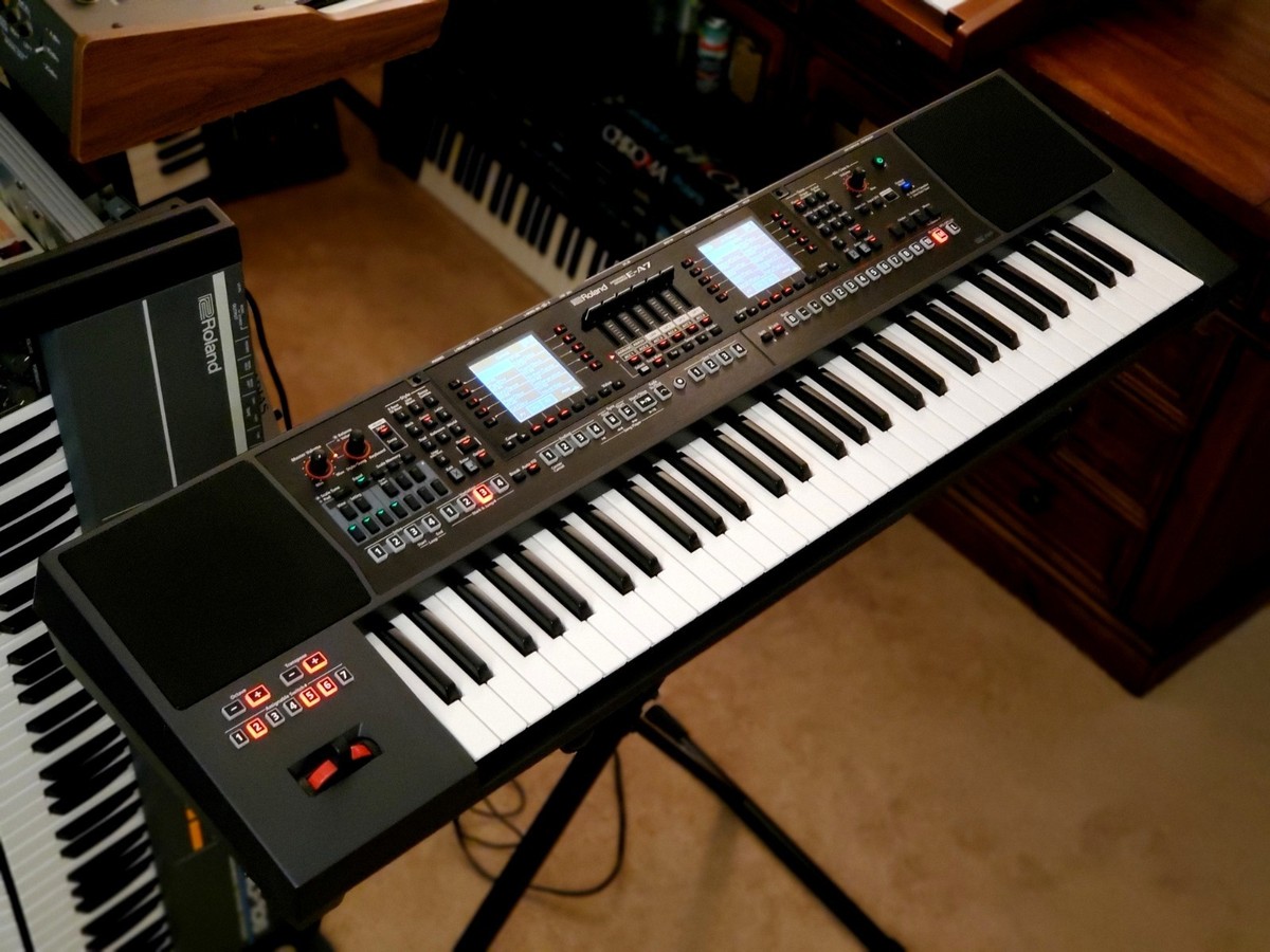 ROLAND EA7 SUPERB EXPANDABLE ARRANGER WORKSTATION ORIENTAL IN