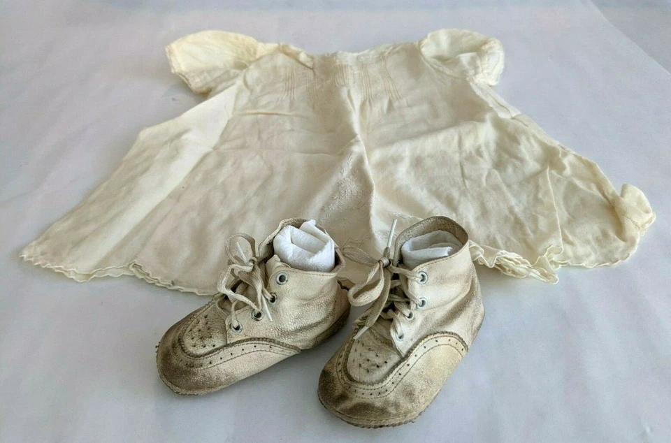Antiguo Vestido de Bautizo Bebé Infante Vestido de Algodón Cosido a Mano con Zapatos de Cuero Foto 2 de 4