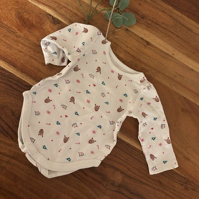 Baby Club Bodie Einteiler Langarm Größe 62 beige Rundhals Weihnachtsmuster