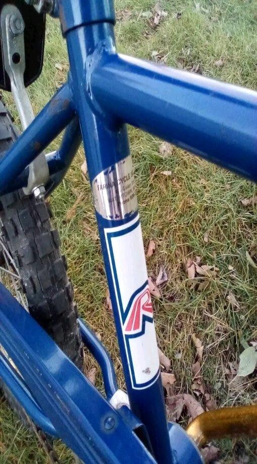 Siège de sol rembourré en métal et polyester bleu foncé ENJOYRELAX