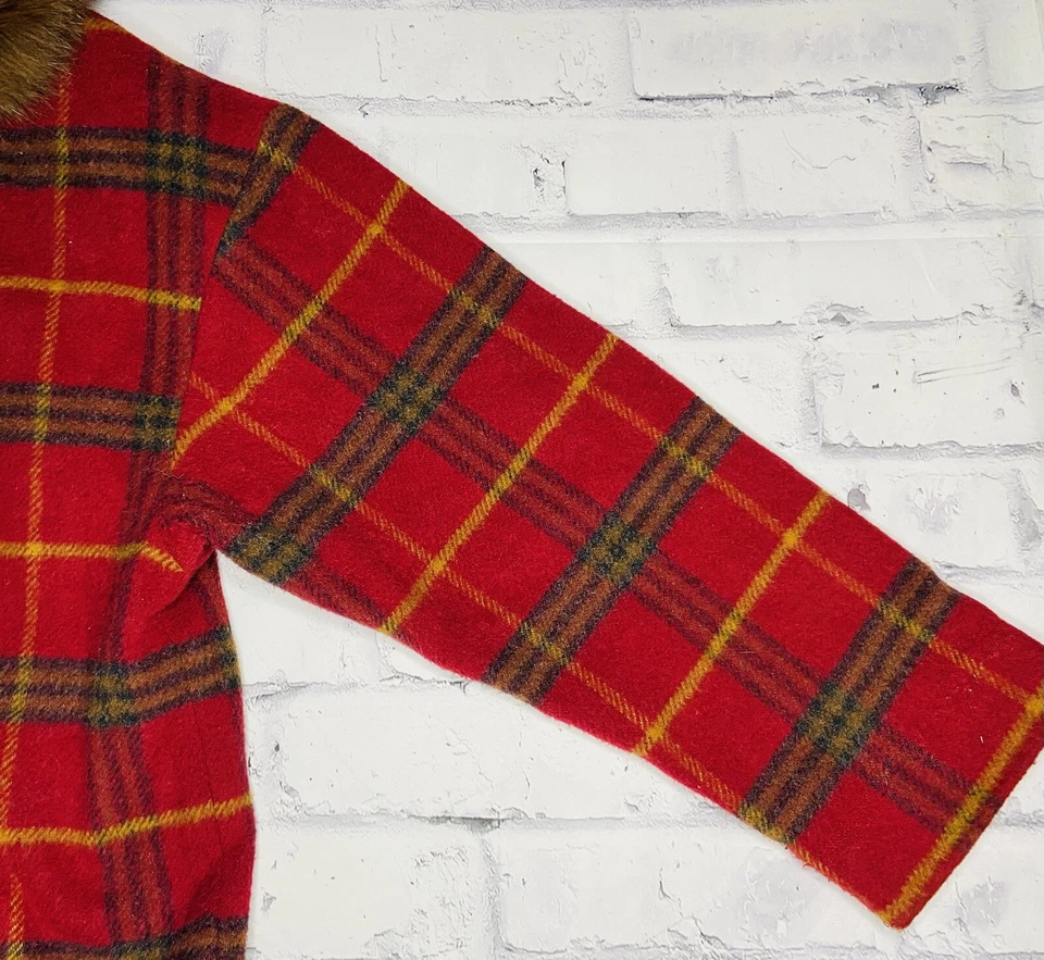 *De colección* Abrigo Parka con Capucha de Lana a Cuadros Rojo Street para Mujer; Hecho en EE. UU.; 8 Foto 4 de 4