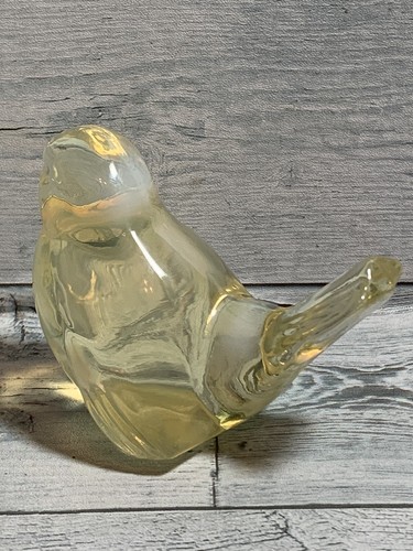 Estatuilla de vidrio de pájaro amarillo claro opalescente Fenton de colección estampada Fenton brillo UV - Imagen 6 de 9
