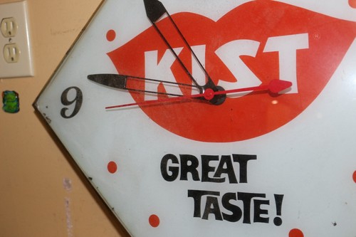Original Vintage 1960's KIST Soda Pop 22" Lighted Pam Electric Clock Sign WORKS - Imagen 3 de 12