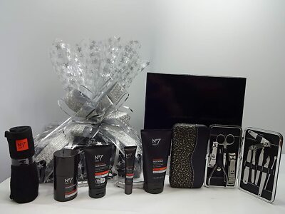 No7 Men Ultimate Grooming Collection Geschenkkorb für Ihn Gratis 10-teiliges Maniküre-Set