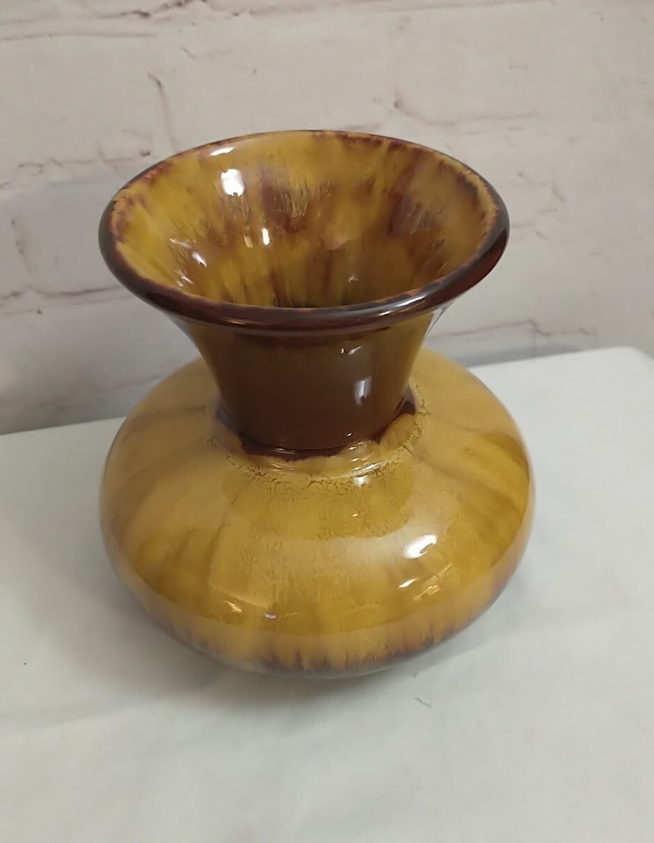Blue Mountain Pottery vase, Yellow and brown Blue Mountain Pottery vase, Yellow and brown