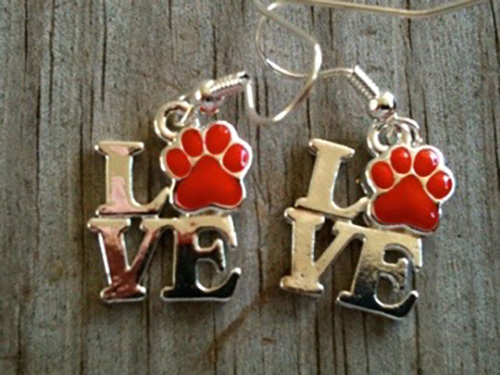 Посеребренные серьги ЛЮБОВЬ с красной ручной эмалью в виде отпечатка лапы