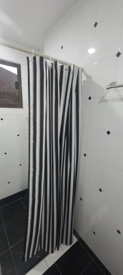 SUPERIOR SCHWARZ GRAU WEISSER STREIFEN HOTEL DUSCHVORHANG PLUS 12 GROSSE RUNDE HAKEN 