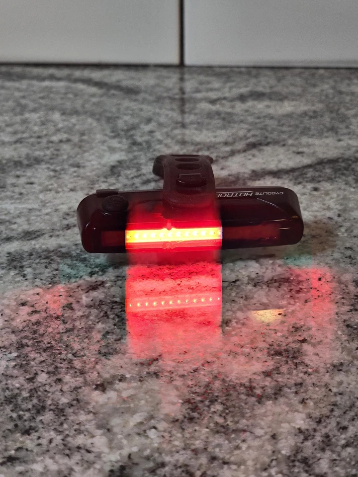 Luz Trasera Bicicleta Cygolite Hotrod USB Recargable LED Rojo con Montaje de Correa Foto 2 de 4
