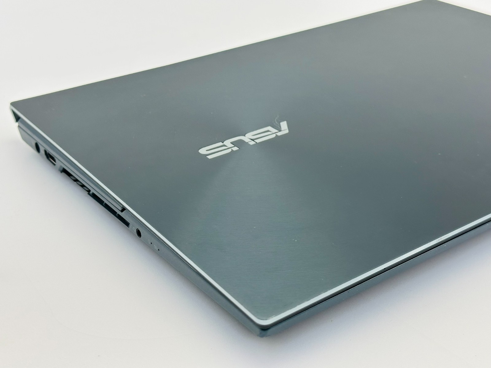 ASUS ZenBook Pro Duo 15, 15.6-Inch Laptop, with Intel Core i9 12th Gen, Windows 11 Home