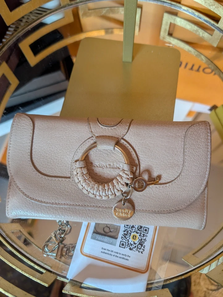 Cartera SEE BY CHLOÉ Hanna Continental Taupe Cuero Guijarro Trenza Dorado Dije Foto 3 de 4