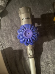 Akku-Staubsauger Dyson V8 Absolute - gebraucht. Ohne Lade Kabel Und Mit Spuren