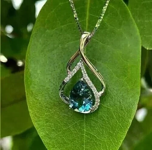 Colgante con dije de topacio azul simulado corte pera de 2,20 quilates enchapado en oro blanco de 14 quilates Foto 2 de 4