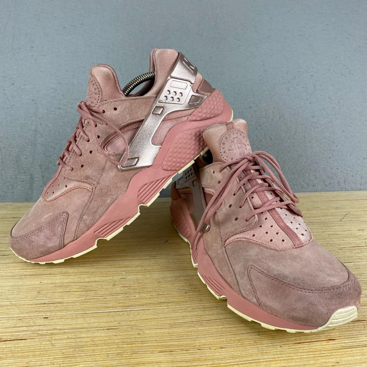 Nike Huarache Run in Rust Pink with Metallic Bronze Heel Nike Huarache Run SE (GS) Coral Stardust/ Rust Pink | Footshop main image 2