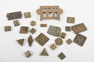 O69F77 Konvolut antike Afrikana Goldstaub Gewichte ua Bronze Ashanti Akan