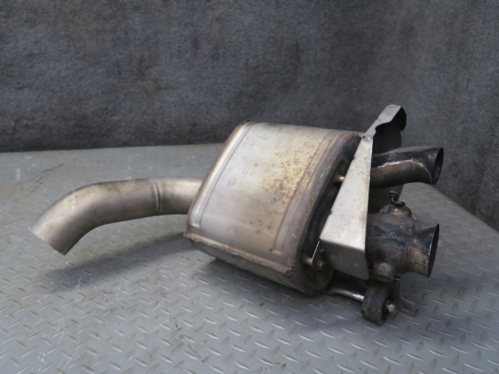 2017-2020 MASERATI LEVANTE M161 3.0L REAR LEFT EXHAUST MUFFLER 670101612