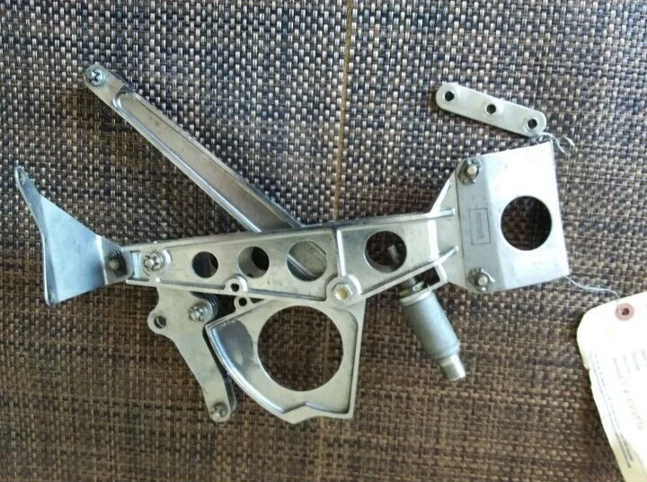 DC9, MD80/DC9 - BRACKET ASSY-THRUST REVERSER INTERLOCK FWD  - P/N : 5938322-1 - Image 4 of 4