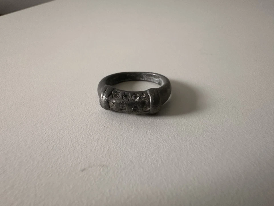 Anillo único estilo cavernícola para hombre con rocas de circonio cúbico, talla 9 Foto 3 de 4