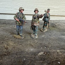 King and Country   WWII WAFFEN Soldiers   Lot Of 3