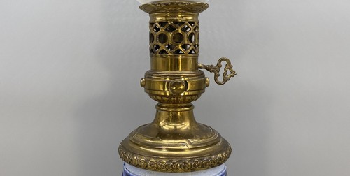 C. 1900 PAAR UMFANGREICHE BLAU & WEISS SALZGLASIERTE BRONZIERTE TISCHLAMPEN Ex ÖL - Bild 7 von 17