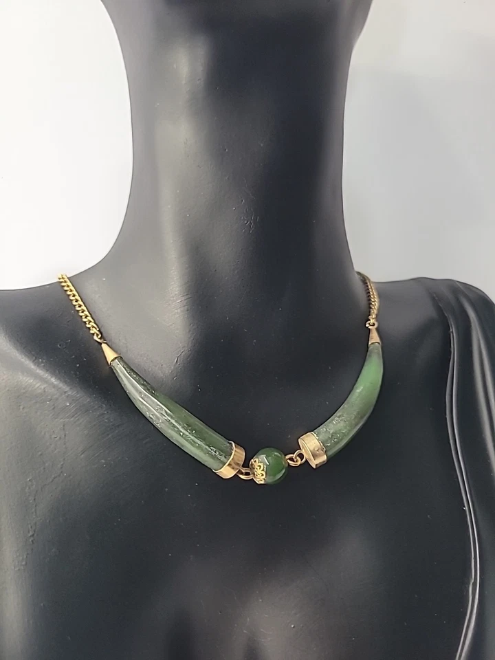 Collar Vintage Piedra Verde Tono Dorado Curvo Estilo Cuerno Cuentas Diseño Asiático Foto 3 de 4