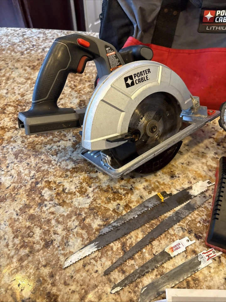 PORTER-CABLE 18 VOLT CORDLESS  4 TOOL COMBO SET W/ 2 BATTERIES AND CHARGER - Image 2 of 4