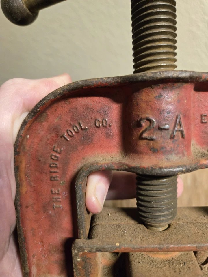 Vintage Rigid Yoke Pipe Vice 2 1/2in #rigid #vixe #pipe #collector - Image 3 of 4