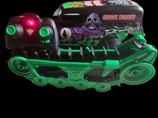 Monster Jam, Official Grave Digger Trax All-Terrain Remote Control Vehicle WORKS