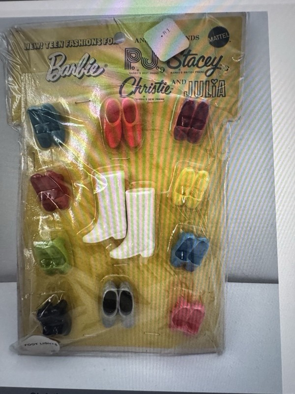 Vintahe Mattel Barbie & Her Friends Teen Fashion Foot Lights Shoe Pack NRFB1969